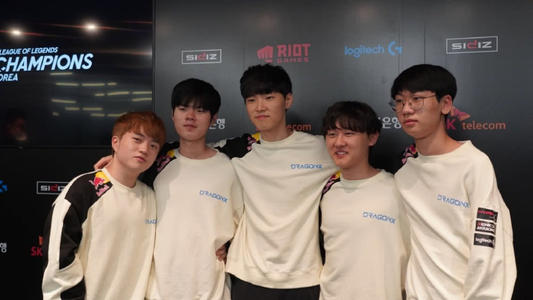 迪乌夫：过去我从没踢过右路，但只要能帮助球队我都愿意去做